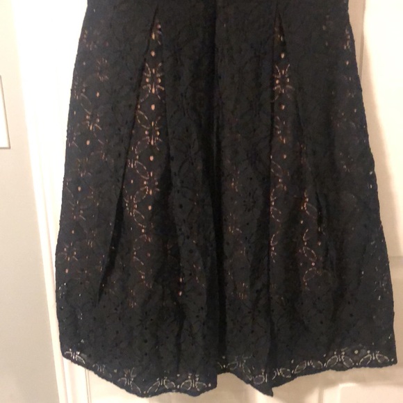 Classy nude and black lace dress - Picture 7 of 8